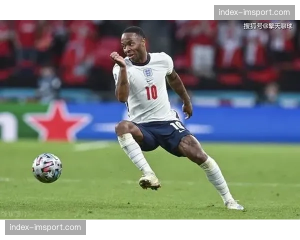 澳式橄榄球联赛现争议一幕，球员冲撞导致观众席饮料洒落，比赛一度中断