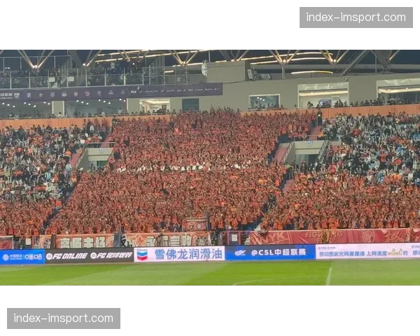 【2026年4月中超联赛保级区态势与走势分析·赛中·花絮特写：大雨中，深圳队球迷高唱队歌激励0-3落后的主队